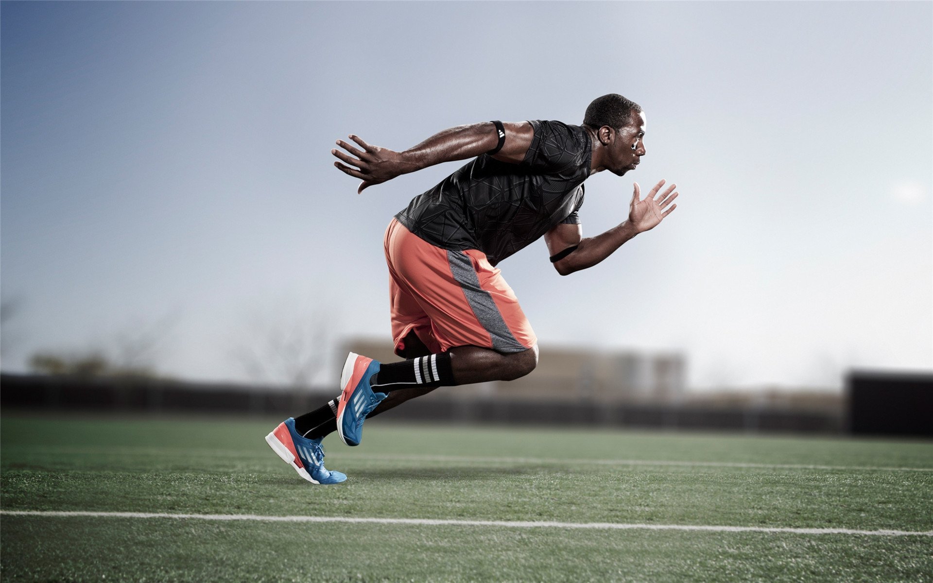 足球赛场新人崭露头角备受期待,足球入场表演