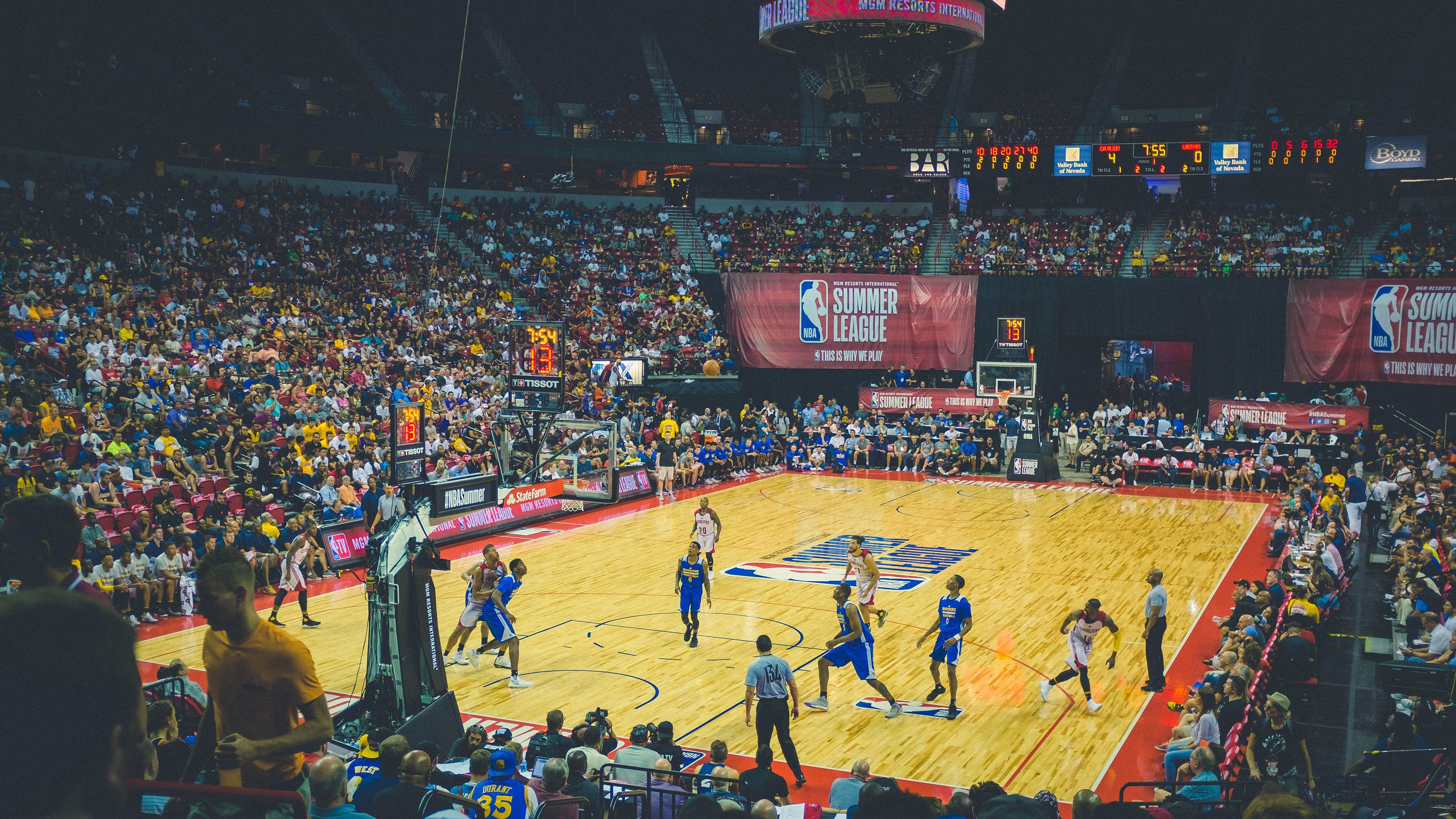 拼搏的精神让中国篮球更强,篮球奋力拼搏